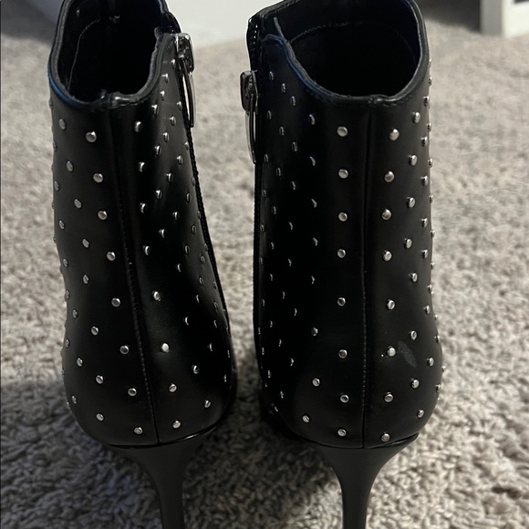 Nine West Black Stud Ankle Boot 8M - Picture 8 of 8